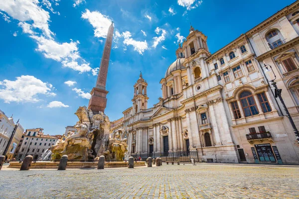 Roma, İtalya. 25 Mayıs 2020: Agone 'da Santa Agnese, Roma' da 17. yüzyıl Barok Kilisesi ve Dört Nehir 'in Fontana dei Quattro Fiumi Pınarı. Mavi gökyüzü.