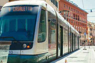 Roma, İtalya. 25 Mayıs 2020: İtalya 'nın tarihi merkezinde toplu taşıma için elektrikli tramvay. Dışarıdaki durakta perspektif..