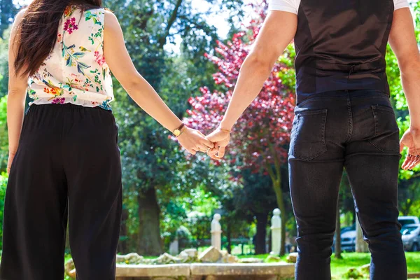 Älskade Förlovade Par Går Hand Hand Sett Bakifrån Med Smalt — Stockfoto