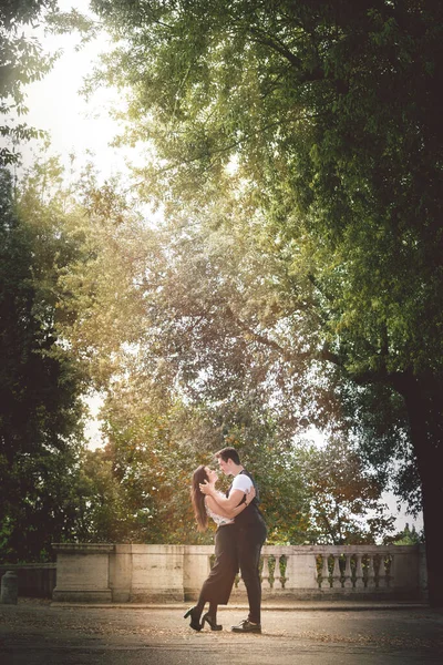 Pareja Enamorada Naturaleza Una Joven Pareja Abrazándose Besándose Parque Bajo —  Fotos de Stock