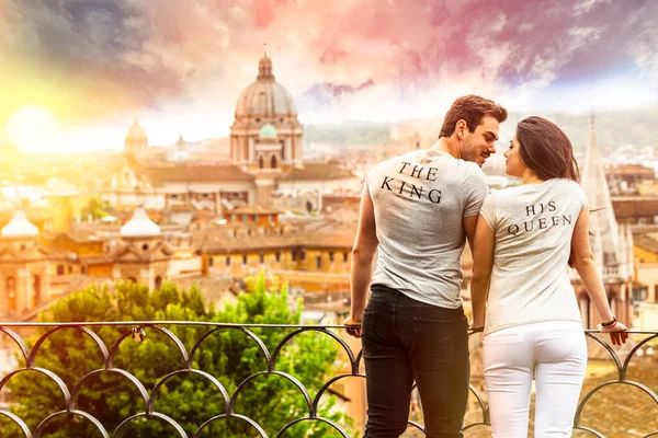 Pareja Romántica Roma Italia Hombres Mujeres Miran Uno Otro Una —  Fotos de Stock