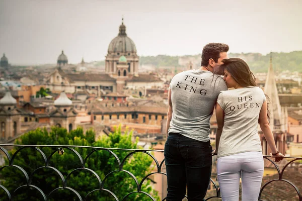 Pareja Romántica Roma Italia Dos Jóvenes Hombre Una Mujer Besan —  Fotos de Stock