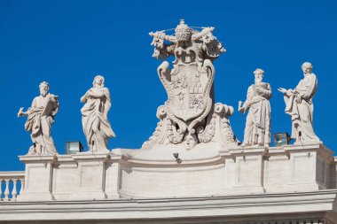 Roma, İtalya. 24 Ocak 2016: Vatikan 'ın Vatikan şehrinde San Pietro bazilikasının çatısında bir dizi heykel. İtalya.