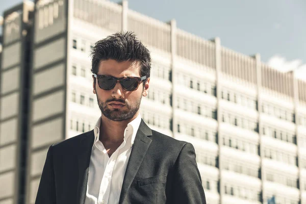 Hombre Negocios Guapo Con Gafas Sol Aire Libre Ciudad Encantador — Foto de Stock