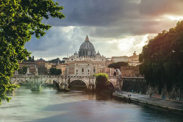 Rom Italien Juni 2020 Tiberfloden Och Peterskupolen Vid Solnedgången Vatikanstaten — Stockfoto