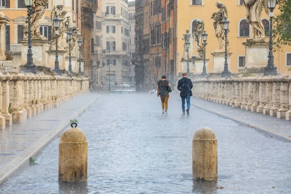 Lluvia Centro Histórico Roma Italia Dos Personas Espalda Espalda Caminando Fotos De Stock