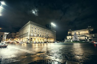 Roma, Piazza Venezia Noel 'de. İyi geceler. Noel ağacı. Roma, İtalya 'nın göbeğindeki eski kasabada gece sahnesi. Anavatanın ve Noel ağacının meydanındaki tarihi bina.