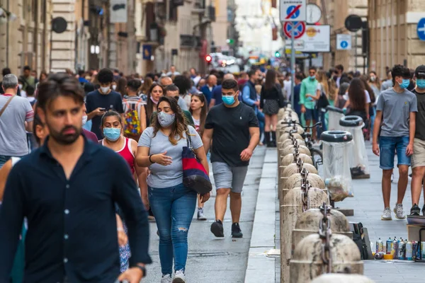 Roma, İtalya. 6 Temmuz 2020: Covid Coronavirus döneminde İtalya 'nın orta caddelerinde yürüyen bir kalabalık. Bazıları maske takar..
