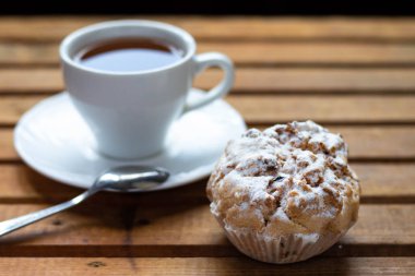 Bir fincan çay ve tatlı