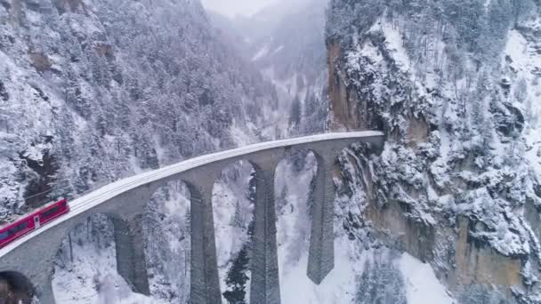 Landwasser Viaduct Med Järnväg Och Tåg Vinterdagen Snöar Schweiz Flygvy — Stockvideo