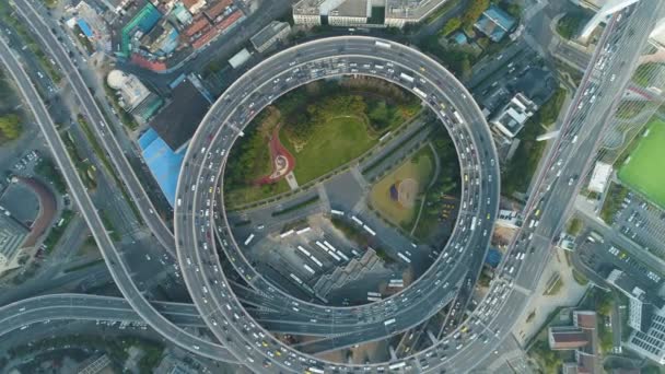 Круговой перекрёсток Нанпу-роуд. Круг пробок. Шанхай, Китай. Вертикальный вид сверху вниз — стоковое видео