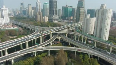 Güneşli günde Yanan Yükseltilmiş Yol Üstgeçidi. Şangay Şehri. Çin. Hava Görünümü