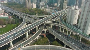 Güneşli günde Yanan Yükseltilmiş Yol Kavşağı. Şangay, Çin. Hava Görünümü