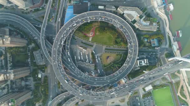 Circular Road Junction in Shanghai stad, China. Verkeers cirkel. Verticale Top-Down View van de lucht — Stockvideo