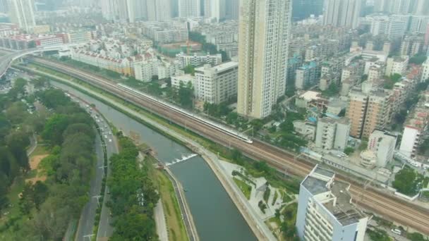 Shenzhen City och passerande Train. Kina. Utsikt från luften — Stockvideo