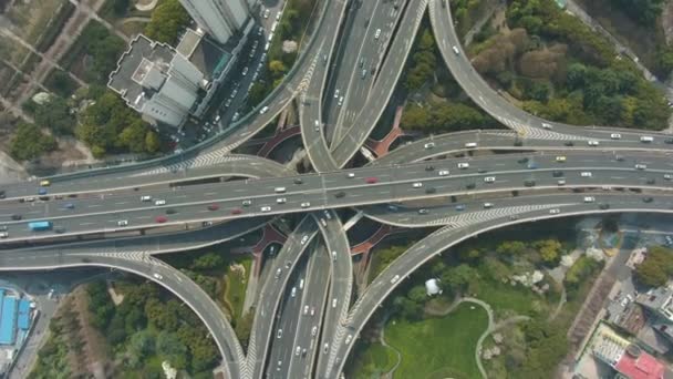 Підвищений шляхопровід дороги. Міста Шанхай. Китай. Вид з антени зверху донизу — стокове відео