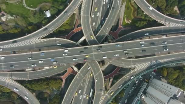 YanAn Elevated Road Overpass. Ciudad de Shanghai. De China. Vista aérea de arriba hacia abajo — Vídeo de stock