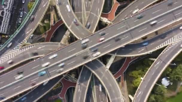 Комплексні дорожні міські шляхопровід в сонячний день. Шанхаї, Китай. Вид з повітря — стокове відео