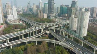 Güneşli Gün'de Karmaşık Yol Kavşağı. Şangay, Çin. Havadan Görünüm