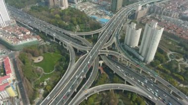 Güneşli Gün'de Karmaşık Yol Kavşağı. Şangay, Çin. Havadan Görünüm