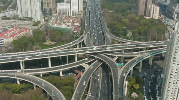 Yanan Elevated Road Overpass op zonnige dag. Shanghai, China. Luchtzicht — Stockvideo