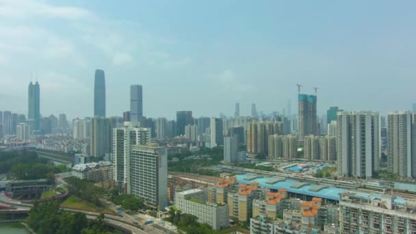 Shenzhen City w: Sunny Day. Luohu i Futian Urban District. Guangdong, Chiny. Widok z lotu ptaka — Wideo stockowe