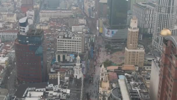 Люди на Нанкин Роуд. Пешеходная улица в районе Хуанпу. Шанхай, Китай. Вид с воздуха. Беспилотники летят назад — стоковое видео