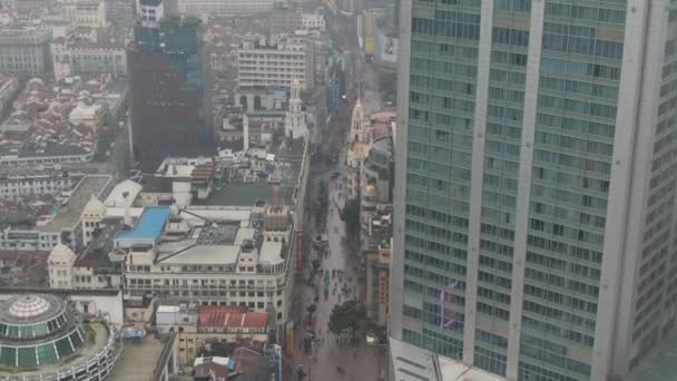 Nanjing Road. Calle peatonal en el distrito de Huangpu. Ciudad de Shanghai, China. Vista aérea. Drone vuela hacia adelante — Vídeo de stock
