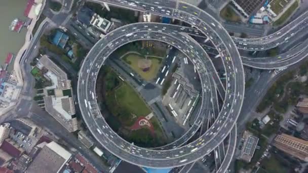 Kruh Nanpu Road Junction. Dopravní kruh. Šanghaj, Čína. Svislé vzdušné zobrazení shora dolů — Stock video