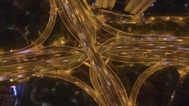 Geceleri yanan yüksek yol kavşağı. Şangay şehri. Çin. Havadan yukarıdan aşağıya görünüm
