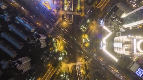 Cruce de carreteras en Shanghai, China por la noche. Vista vertical aérea de arriba hacia abajo — Vídeo de stock