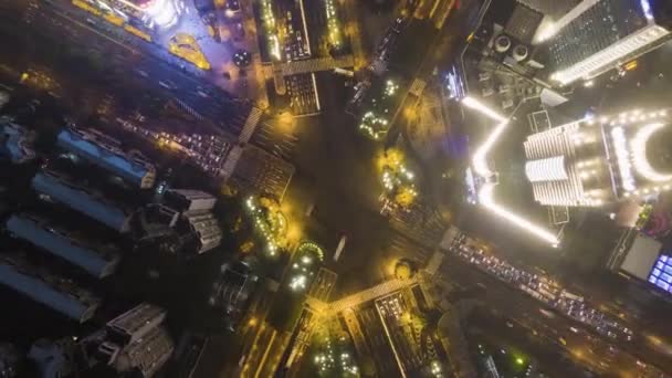 Intersección de carreteras complejas en Shanghai, China por la noche. Vista vertical aérea de arriba hacia abajo — Vídeo de stock