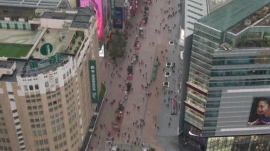Nanjing yolu. Huangpu bölgesinde yaya caddesi. Şanghay şehri, Çin. Havadan görünüm. Drone Yörünmektir