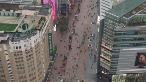 Nanjing Road. Deptak w dzielnicy Huangpu. Shanghai City, Chiny. Widok z lotu ptaka. Drone jest Orbiting — Wideo stockowe