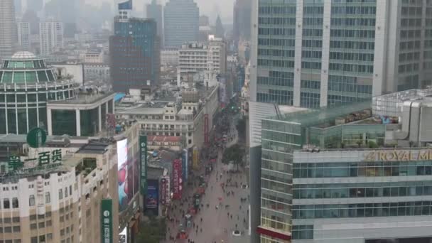 Nanjing Road. Deptak w dzielnicy Huangpu. Shanghai City, Chiny. Widok z lotu ptaka — Wideo stockowe