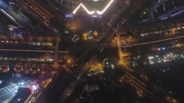 Şanghay 'da Complex Road Crossing, gece Çin. Havadan dikey yukarıdan aşağıya görünüm