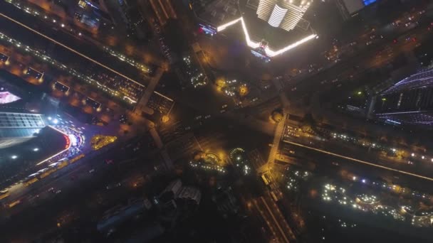 Ночью в Шанхае, Китай. Вертикальный вид сверху вниз — стоковое видео