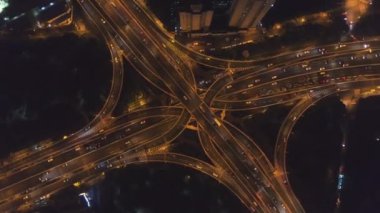 Geceleri yanan yükselen yol uçuşu. Şangay şehri. Çin. Havadan dikey yukarıdan aşağıya görünüm
