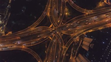 Gece karmaşık yol Overpass. Şangay şehri. Çin. Havadan dikey yukarıdan aşağıya görünüm