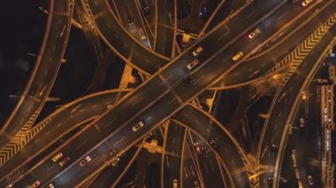 Gece karmaşık yol Junction. Şangay şehri. Çin. Havadan dikey yukarıdan aşağıya görünüm