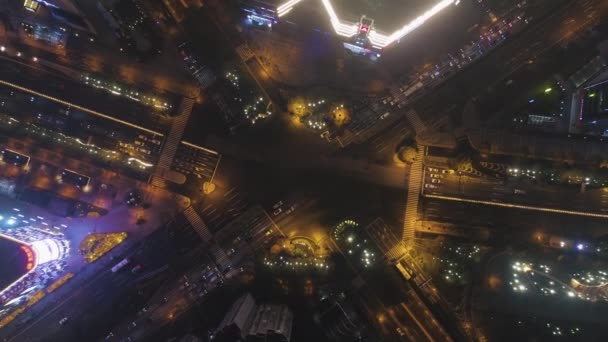 Complex Road Interchange in Shanghai, China 's nachts. Verticale Top-Down View van de lucht — Stockvideo