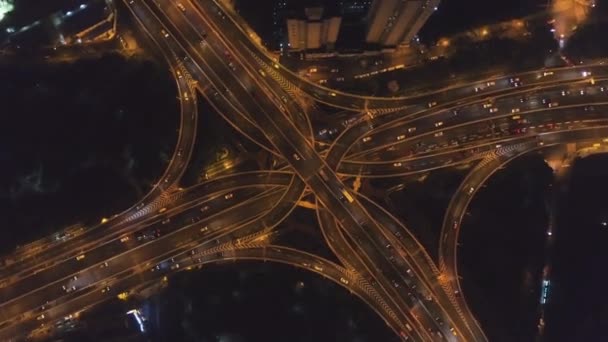 YanAn Elevated Road Flyover la nuit. Shanghai City. La Chine. Vue aérienne verticale du haut vers le bas — Video