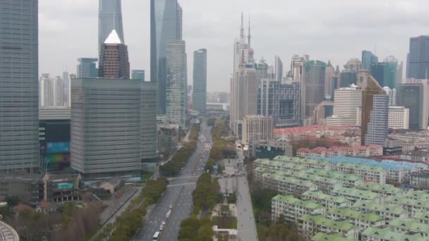 Ciudad de Shanghai en el día nublado. Distrito de Lujiazui. De China. Vista aérea — Vídeo de stock