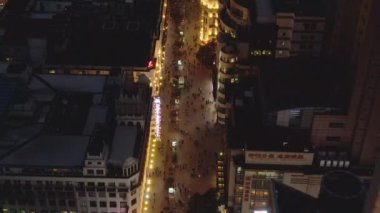 Gece Nanjing Yolu'ndaki insanlar. Huangpu Bölgesindeki Yaya Caddesi. Şangay Şehri, Çin. Havadan Görünüm. Drone Geriye Uçar