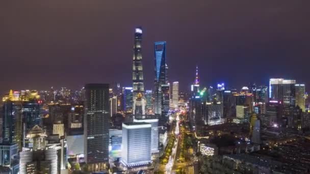 Gece Şangay Şehri. Lujiazui Bölgesi ve Century Bulvarı. Çin. Havadan Görünüm — Stok video