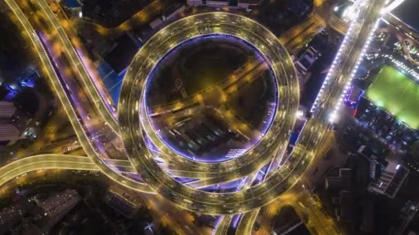 Iluminado Circular Nanpu carretera paso elevado por la noche. Shanghai, China. Vista vertical aérea de arriba hacia abajo — Vídeos de Stock