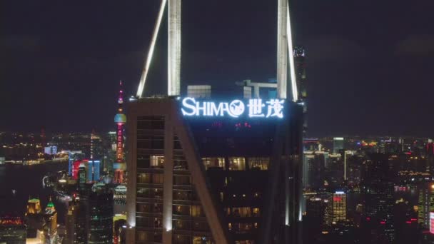 Shimao International Plaza e Lujiazui Skyline di notte. Shanghai City, Cina. Vista aerea. Drone vola verso l'alto, inclinato verso il basso — Video Stock