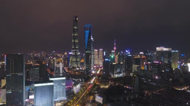 Šanghaj Cityscape v noci. Okres Lujiazui a osvětlený Panorama Skyline. Čína. Letecký pohled — Stock video