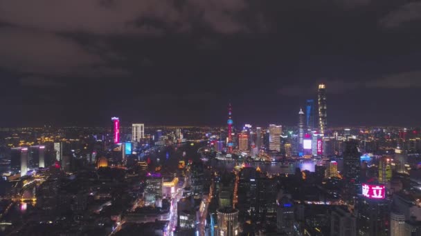 ШАНХАЙ, Китай - 20 марта 2018 года: Shimao International Plaza и Lujiazui Skyline в ночное время. Вид с воздуха. Беспилотники летят назад — стоковое видео
