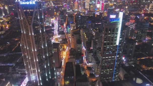 SHANGHAI, CHINA - 20 DE MARZO DE 2018: Shimao International Plaza y Lujiazui Skyline por la noche. Vista aérea. Drone vuela hacia adelante, inclinado hacia arriba — Vídeos de Stock